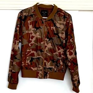 super styley khaki camo bomber jacket!